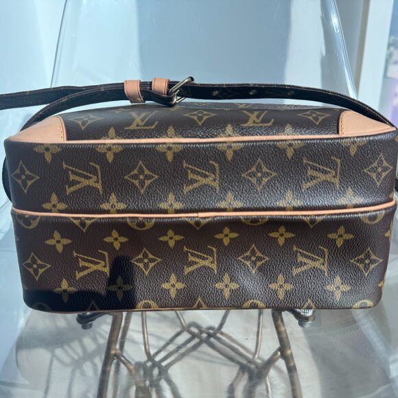 🇫🇷 - Louis Vuitton:  Mongram Nil 28 Crossbody Messenger Bag - Picture 6 of 8
